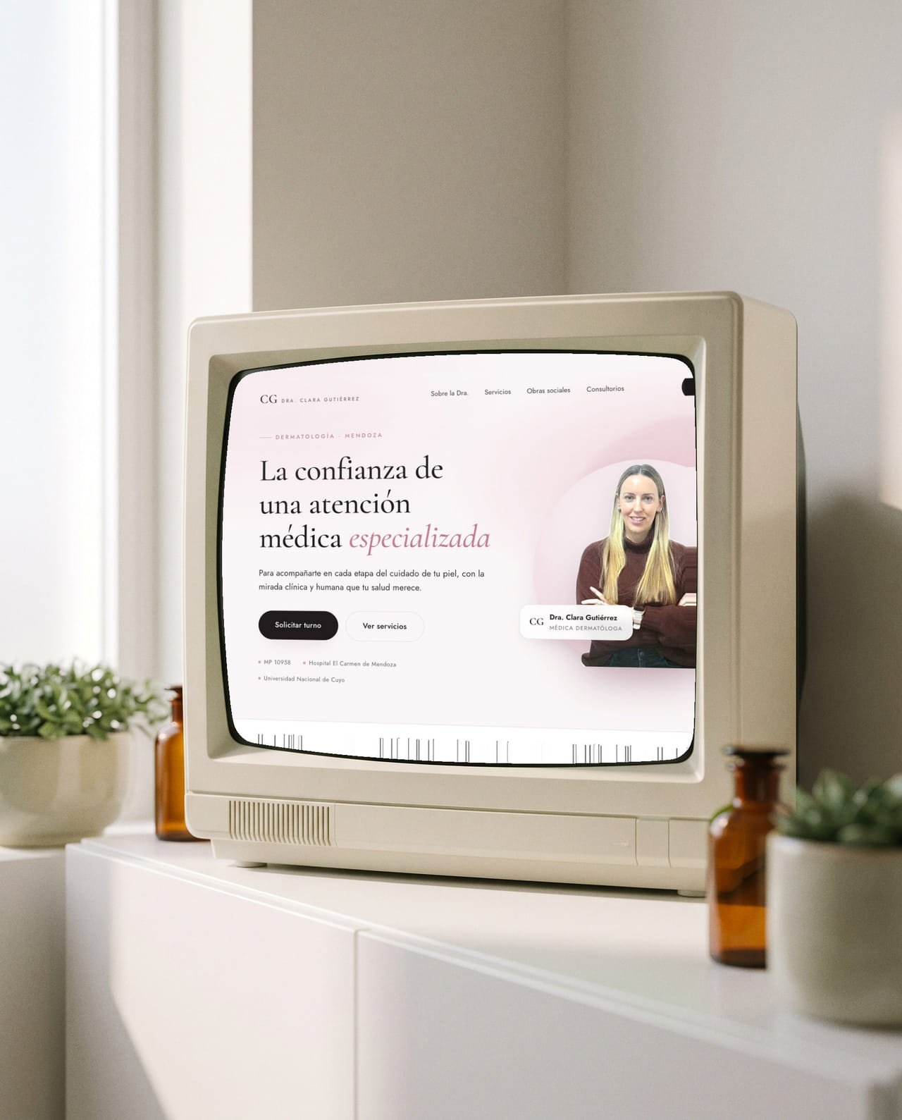 El sitio de la Dra. Clara Gutiérrez en un televisor de tubo sobre un mueble de consultorio, junto a un frasco ámbar y una planta